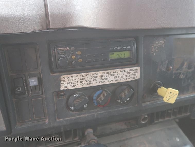 image for item IP9877 2000 International 4900  digger derrick truck