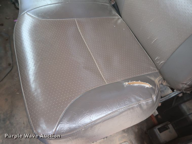 image for item IP9877 2000 International 4900  digger derrick truck