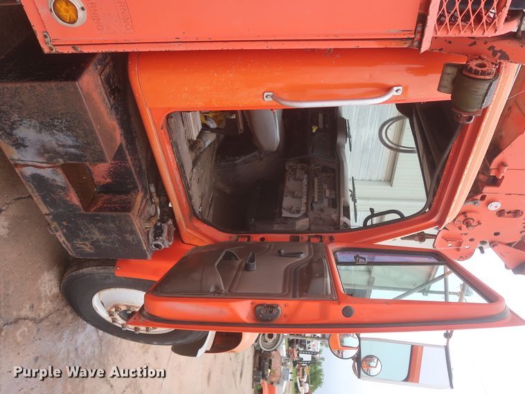 image for item IP9877 2000 International 4900  digger derrick truck