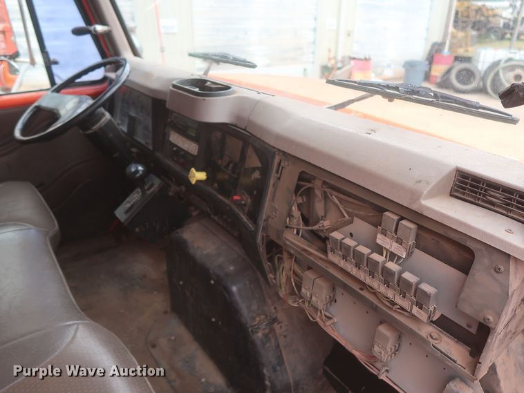 image for item IP9877 2000 International 4900  digger derrick truck