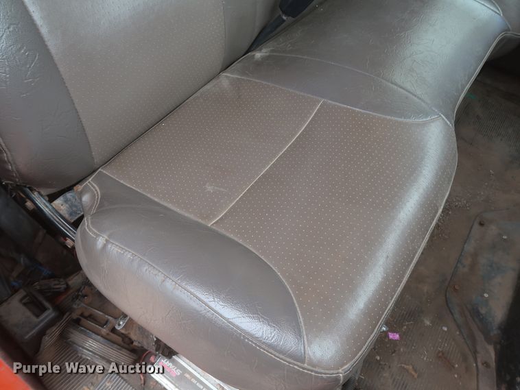 image for item IP9877 2000 International 4900  digger derrick truck