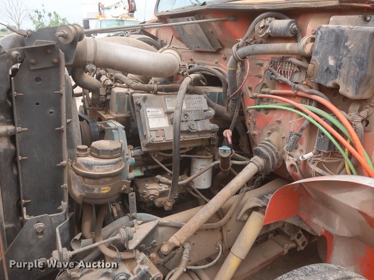 image for item IP9877 2000 International 4900  digger derrick truck