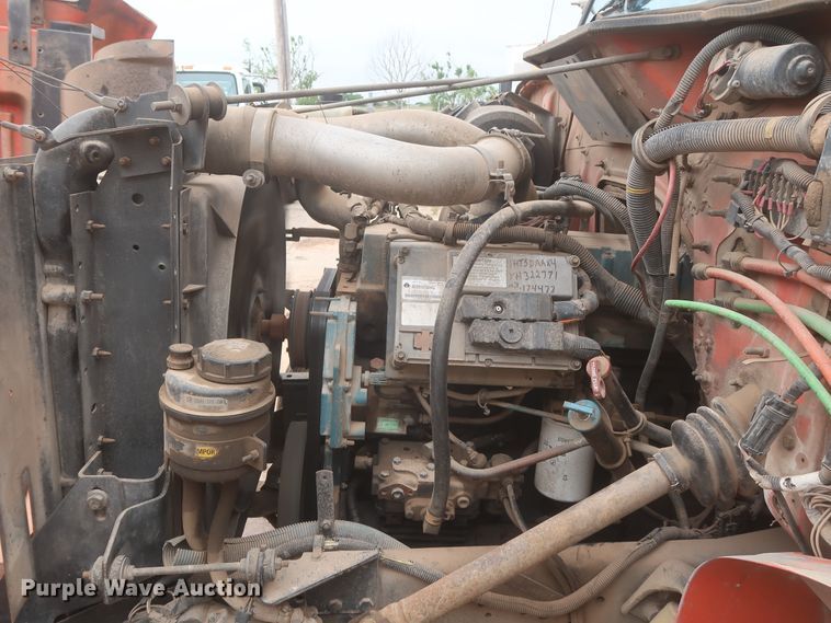 image for item IP9877 2000 International 4900  digger derrick truck