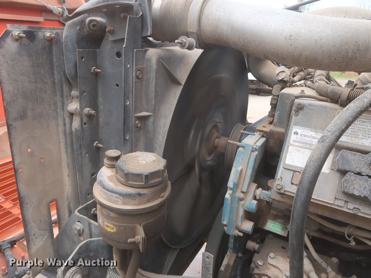 image for item IP9877 2000 International 4900  digger derrick truck