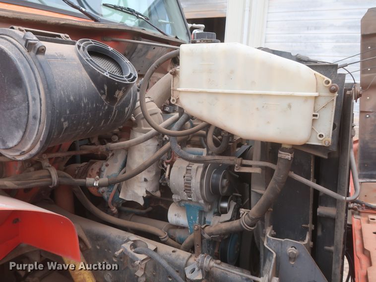 image for item IP9877 2000 International 4900  digger derrick truck