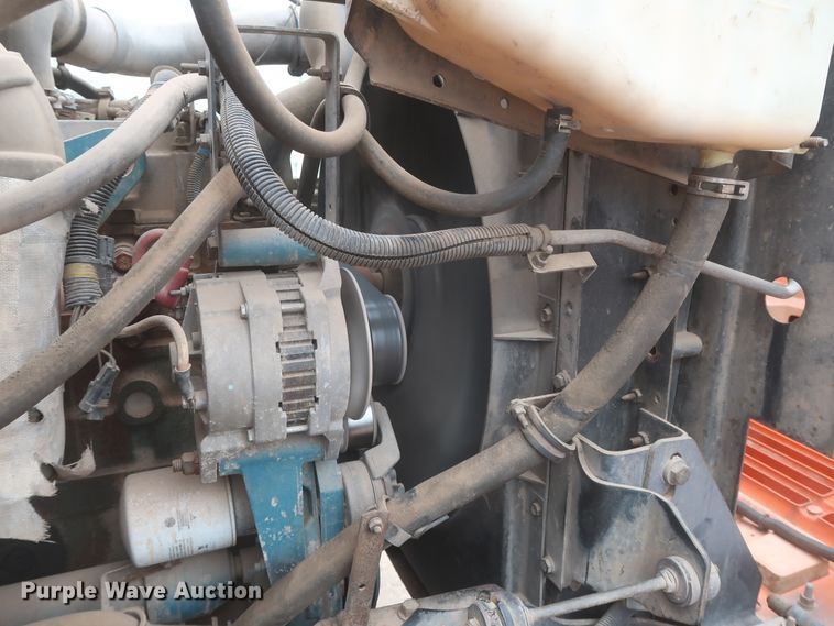 image for item IP9877 2000 International 4900  digger derrick truck