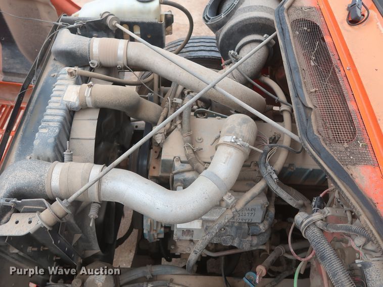 image for item IP9877 2000 International 4900  digger derrick truck