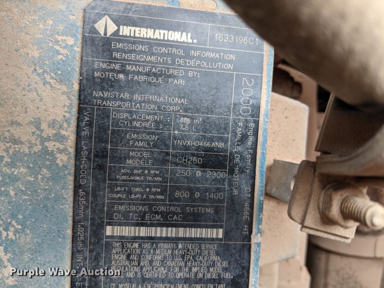 image for item IP9877 2000 International 4900  digger derrick truck