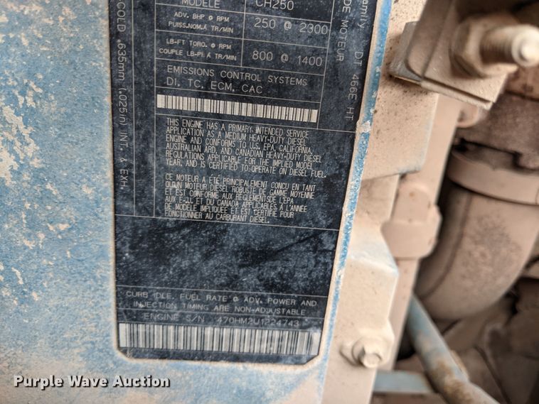 image for item IP9877 2000 International 4900  digger derrick truck