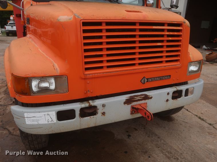 image for item IP9877 2000 International 4900  digger derrick truck