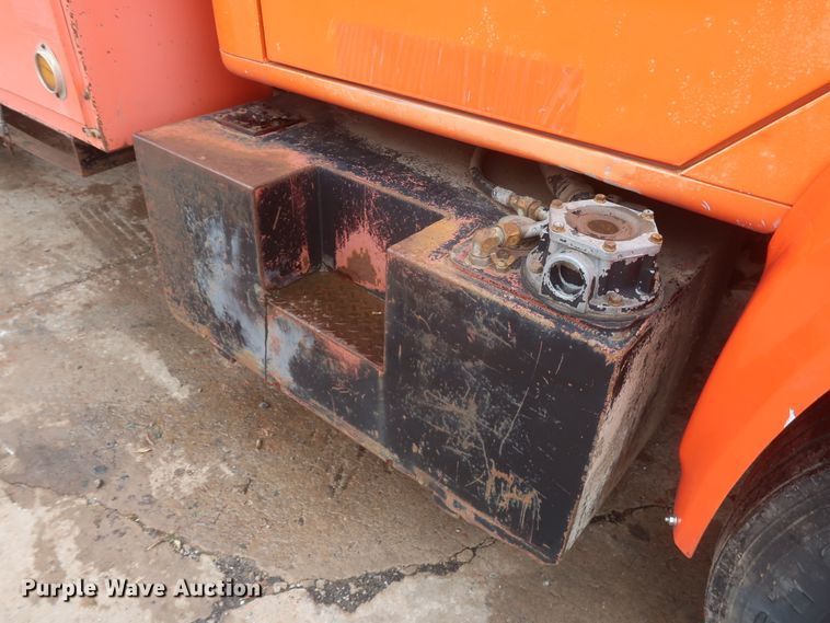 image for item IP9877 2000 International 4900  digger derrick truck