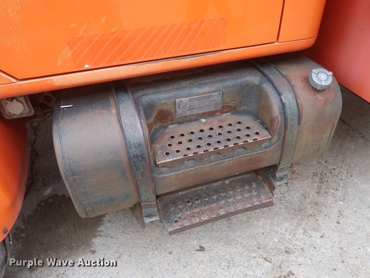 image for item IP9877 2000 International 4900  digger derrick truck