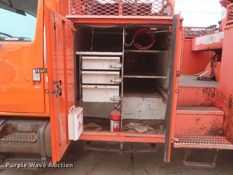 image for item IP9877 2000 International 4900  digger derrick truck