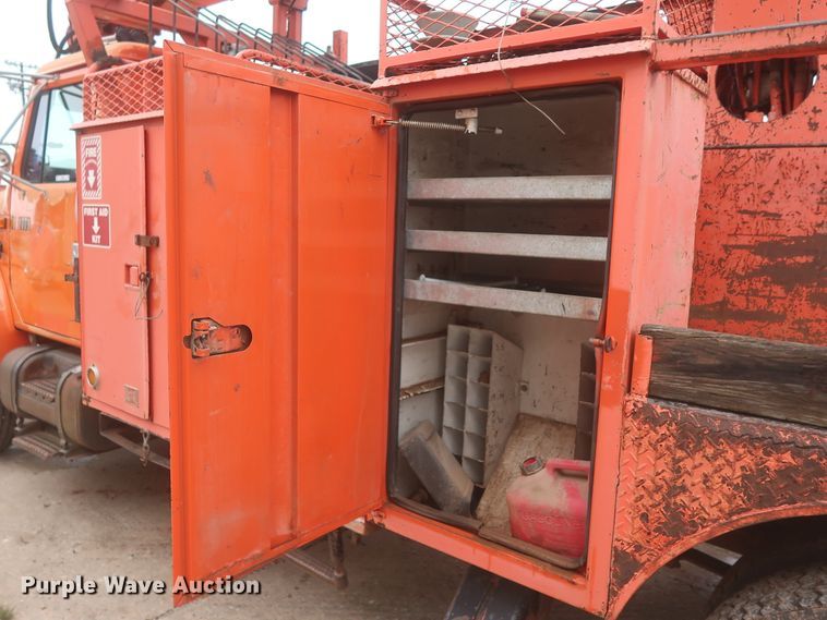 image for item IP9877 2000 International 4900  digger derrick truck