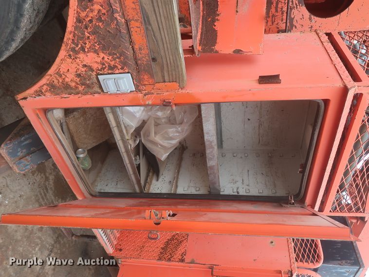 image for item IP9877 2000 International 4900  digger derrick truck