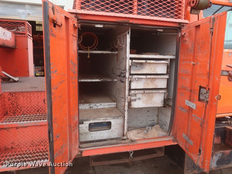 image for item IP9877 2000 International 4900  digger derrick truck