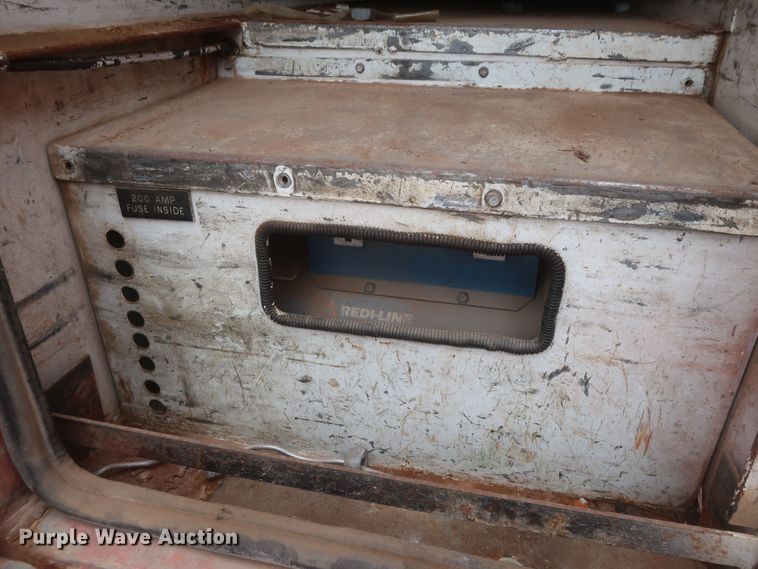 image for item IP9877 2000 International 4900  digger derrick truck