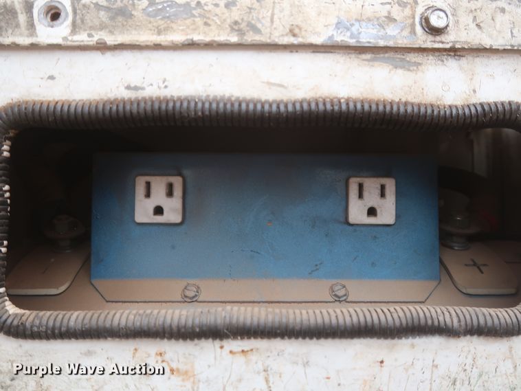 image for item IP9877 2000 International 4900  digger derrick truck