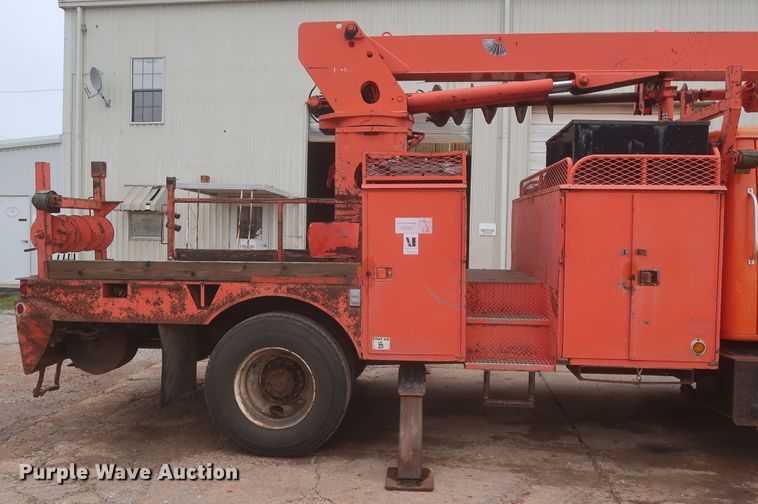 image for item IP9877 2000 International 4900  digger derrick truck