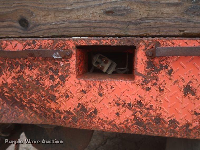 image for item IP9877 2000 International 4900  digger derrick truck