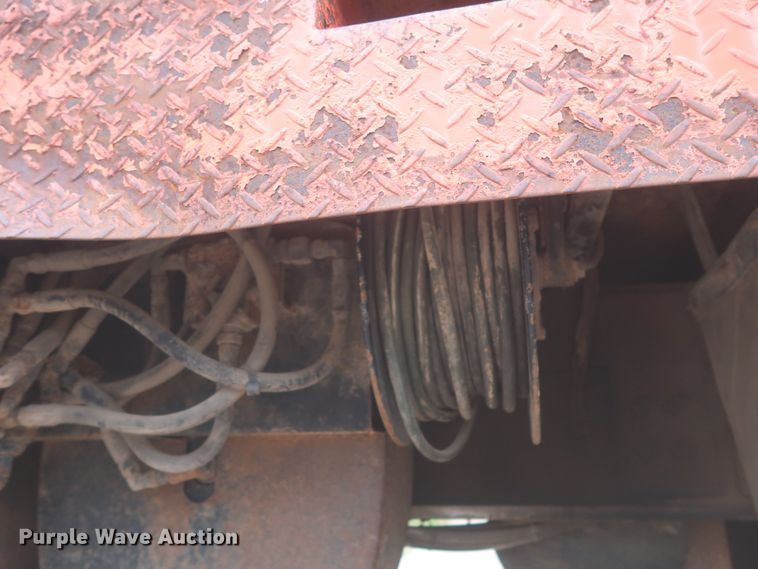 image for item IP9877 2000 International 4900  digger derrick truck