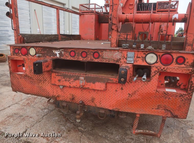 image for item IP9877 2000 International 4900  digger derrick truck