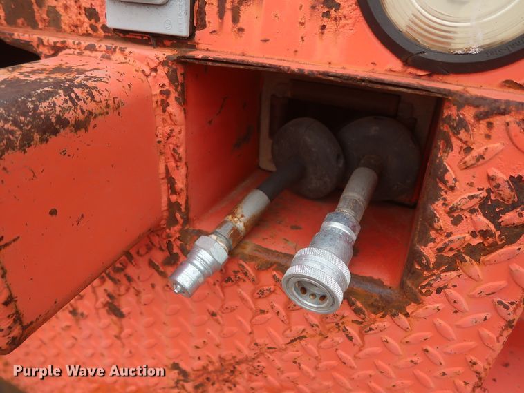 image for item IP9877 2000 International 4900  digger derrick truck