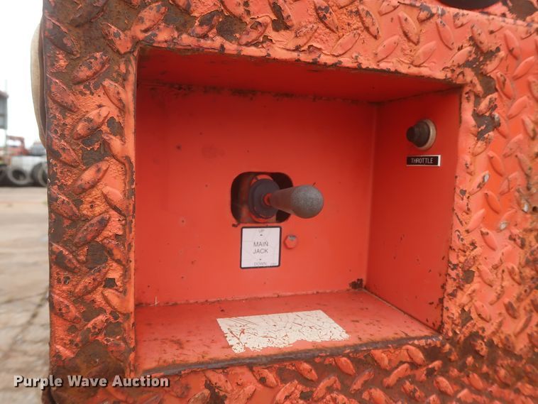 image for item IP9877 2000 International 4900  digger derrick truck