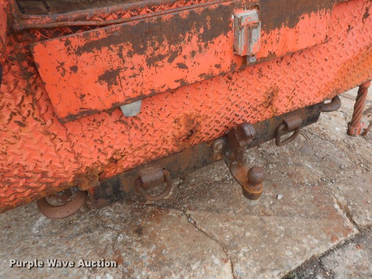 image for item IP9877 2000 International 4900  digger derrick truck