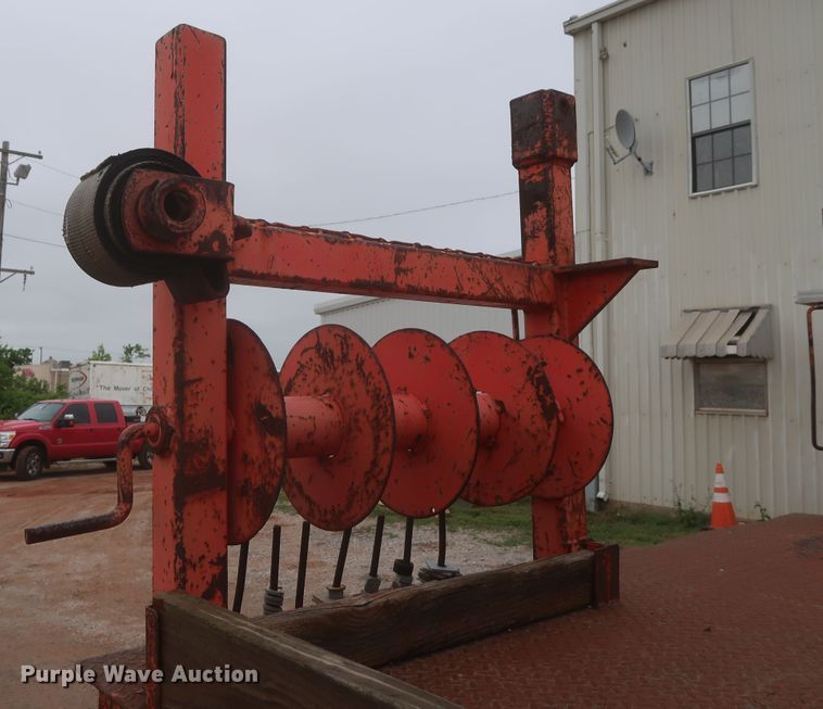 image for item IP9877 2000 International 4900  digger derrick truck