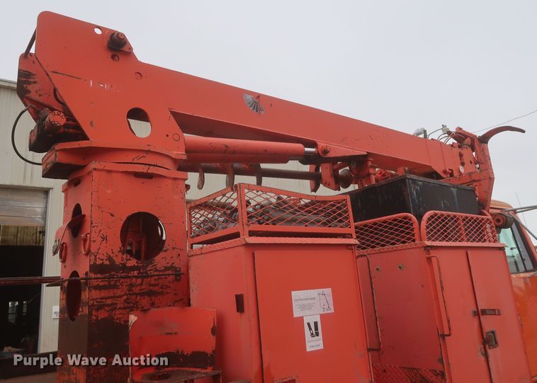 image for item IP9877 2000 International 4900  digger derrick truck