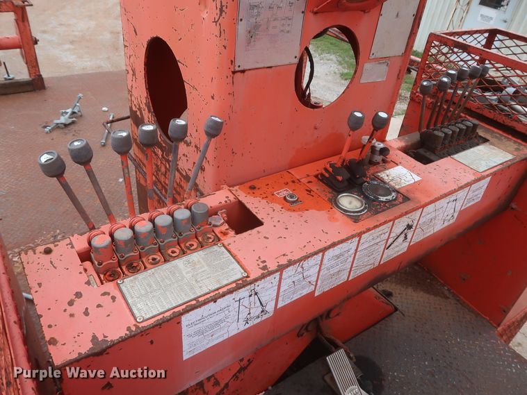 image for item IP9877 2000 International 4900  digger derrick truck