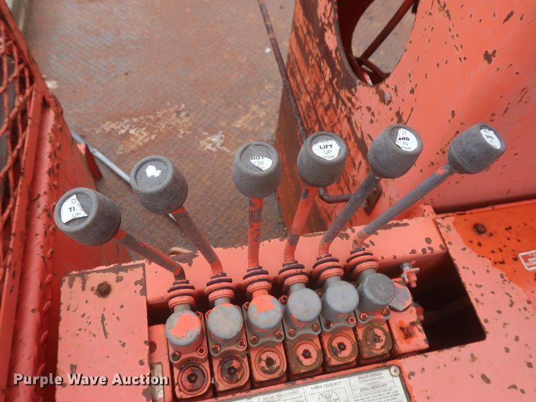 image for item IP9877 2000 International 4900  digger derrick truck