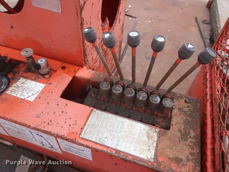 image for item IP9877 2000 International 4900  digger derrick truck