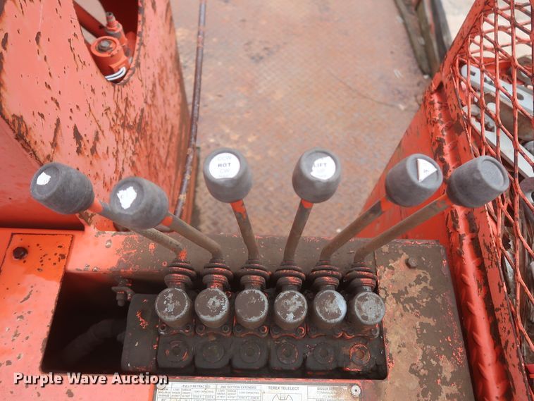 image for item IP9877 2000 International 4900  digger derrick truck