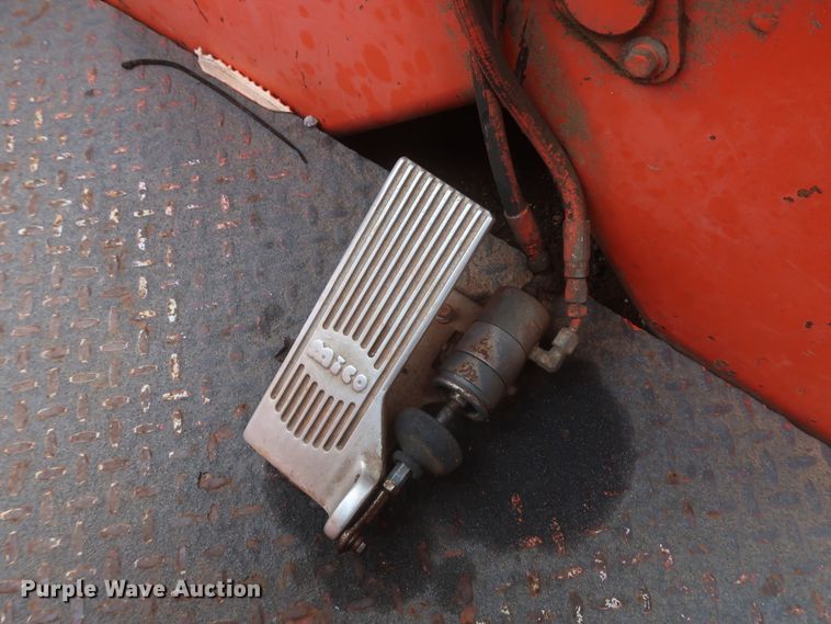 image for item IP9877 2000 International 4900  digger derrick truck