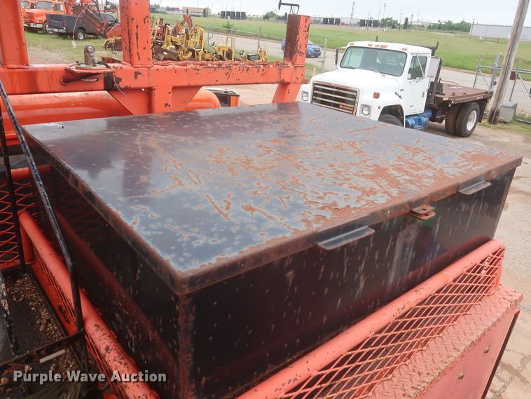 image for item IP9877 2000 International 4900  digger derrick truck