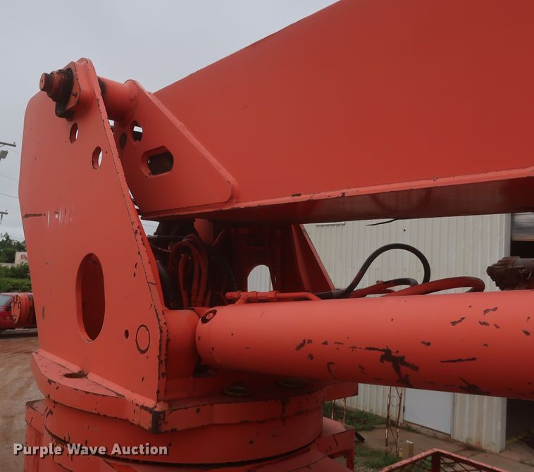 image for item IP9877 2000 International 4900  digger derrick truck