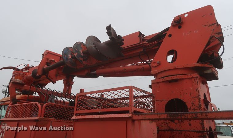 image for item IP9877 2000 International 4900  digger derrick truck
