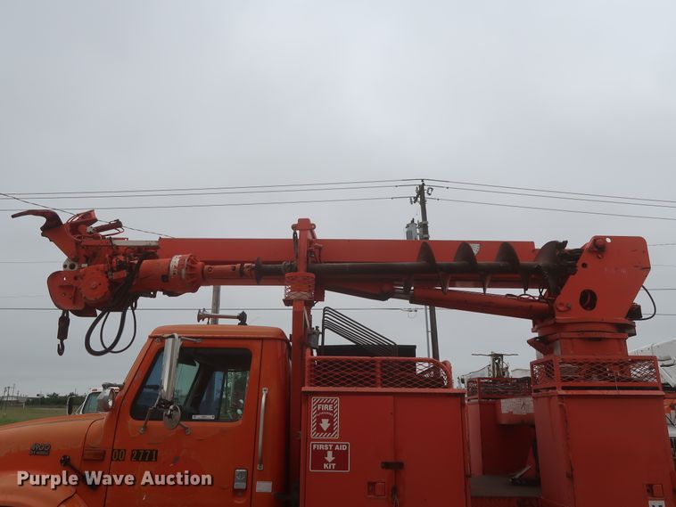 image for item IP9877 2000 International 4900  digger derrick truck