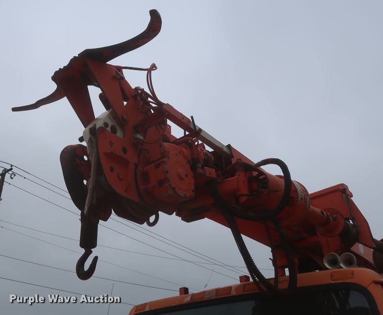 image for item IP9877 2000 International 4900  digger derrick truck