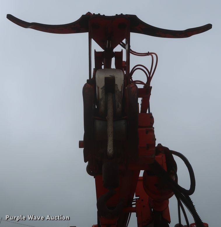 image for item IP9877 2000 International 4900  digger derrick truck