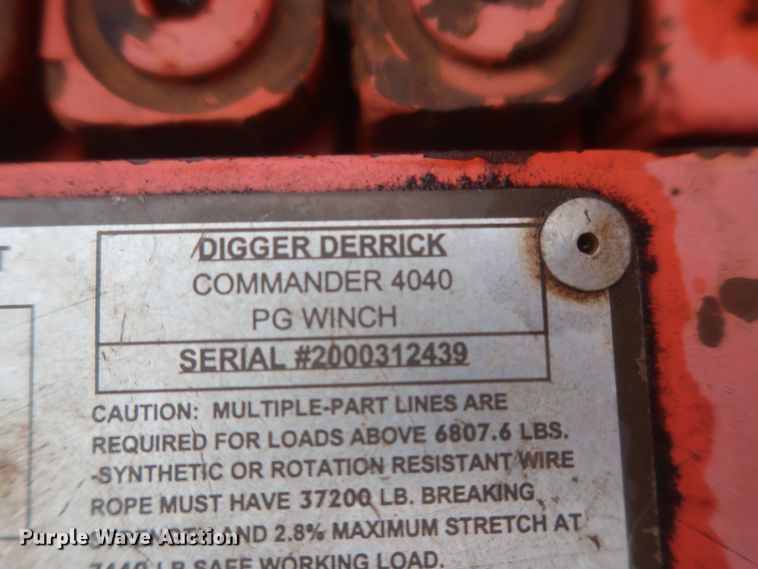 image for item IP9877 2000 International 4900  digger derrick truck