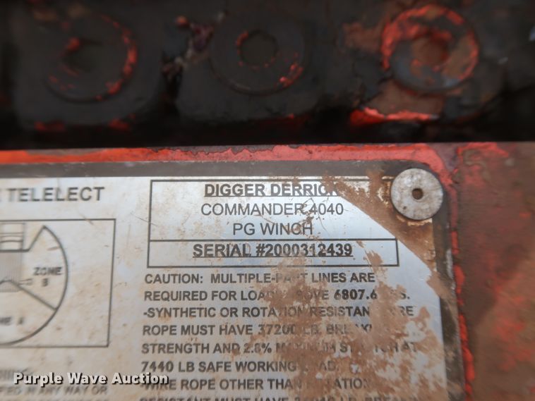 image for item IP9877 2000 International 4900  digger derrick truck