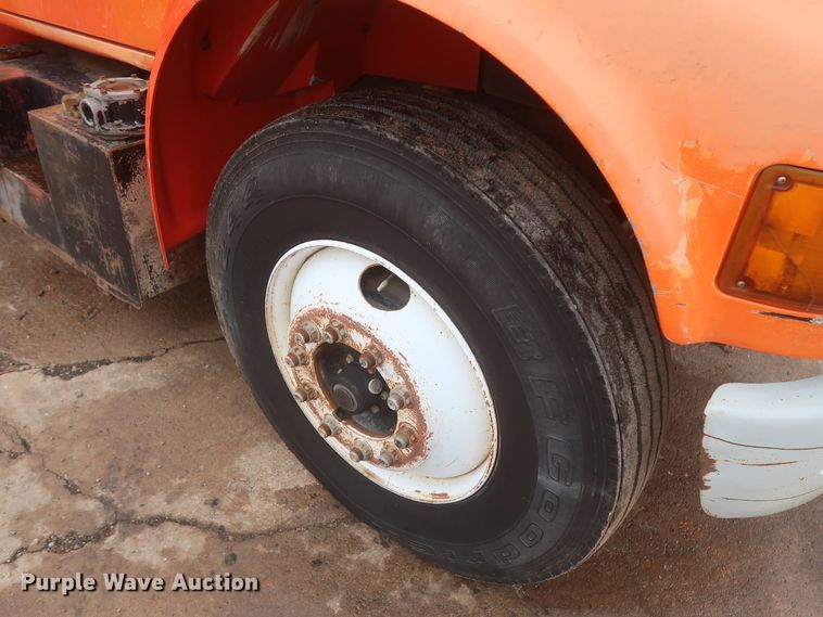 image for item IP9877 2000 International 4900  digger derrick truck