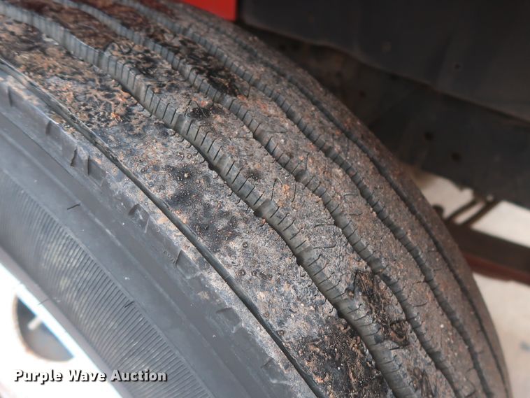 image for item IP9877 2000 International 4900  digger derrick truck