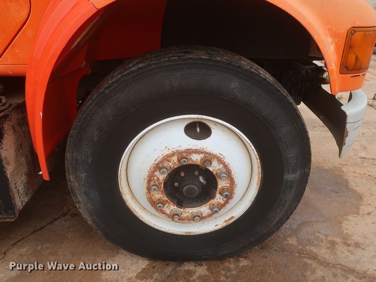 image for item IP9877 2000 International 4900  digger derrick truck