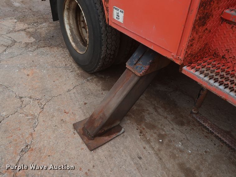 image for item IP9877 2000 International 4900  digger derrick truck