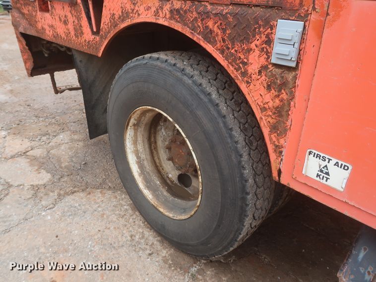 image for item IP9877 2000 International 4900  digger derrick truck