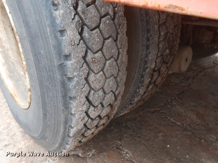 image for item IP9877 2000 International 4900  digger derrick truck